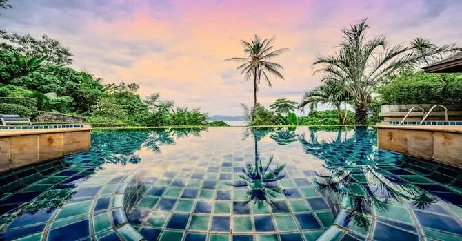 Glass House Villa  Swimming pool